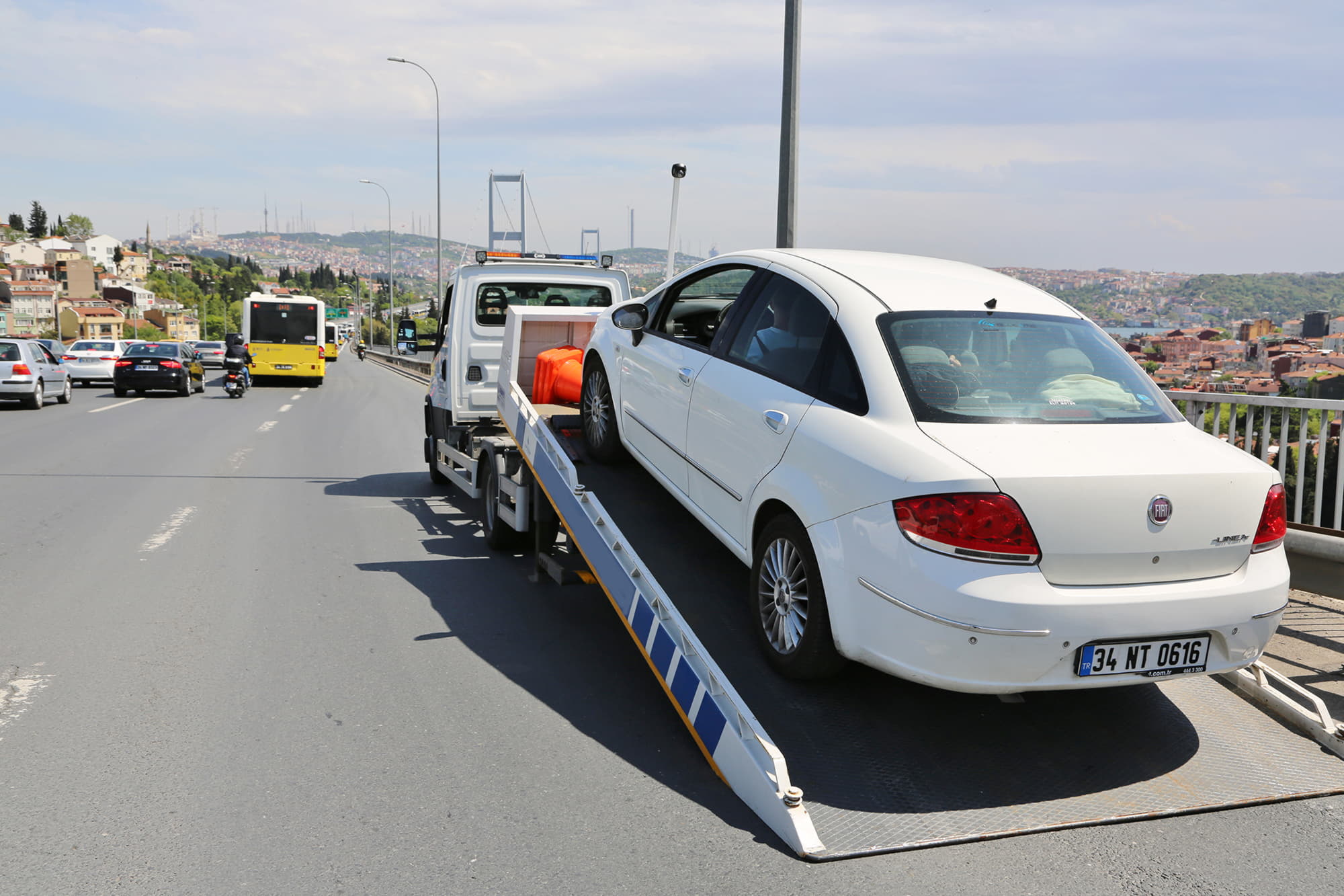 YOLDA BİR OTO KURTARICI - ÇEKİCİ GÖRDÜĞÜNÜZDE ALMANIZ GEREKEN ÖNLEMLER